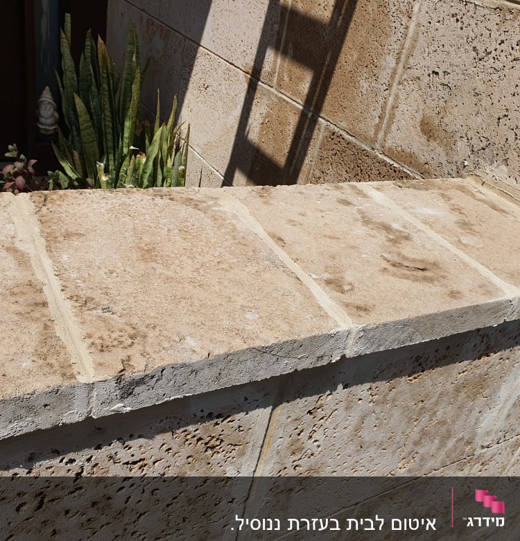 קיר אבן עם איטום בין הלבנים